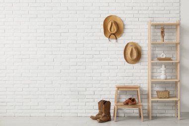 Ahşap raf ünitesi, tabure ve şapkalı koridorun içi.