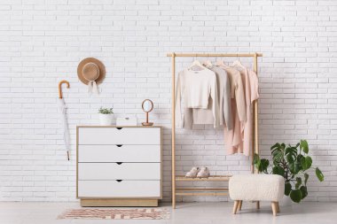 Koridorun içinde elbise askısı, puf ve klozet var.