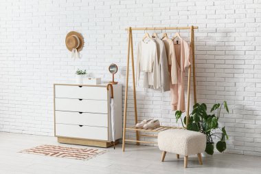 Koridorun içinde elbise askısı, puf ve klozet var.