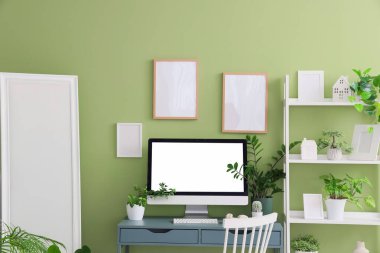 İş yeri, ayna ve yeşil bitkilerle birlikte ofis içi