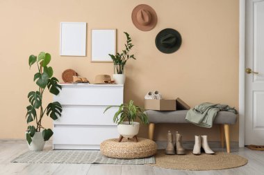 Koridorun içinde tuvalet, yumuşak bank ve kadın ayakkabısı var.