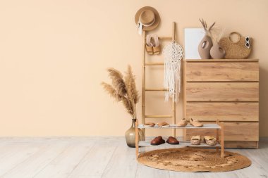 Koridorun içinde klozet, stand ve kadın ayakkabıları var.