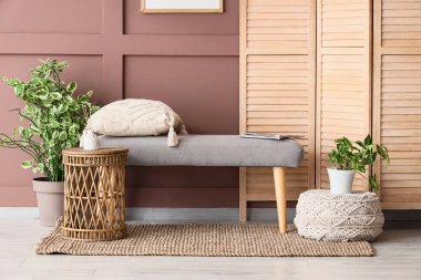 Yumuşak bank, katlanır ekran, masa ve puf oturma odasının iç tarafında, yakın çekim