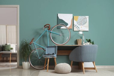 İş yeri, bisiklet ve açık kapısı olan ev içi ofis.