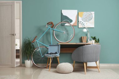 İş yeri, bisiklet ve kapısı olan ev içi ofis.