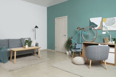 İş yeri, bisiklet ve kapısı olan ev içi ofis.