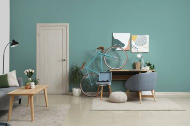 İş yeri, bisiklet ve kapısı olan ev içi ofis.