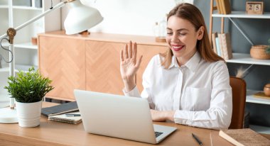 Evde iş görüşmesi yapan genç bir kadın.