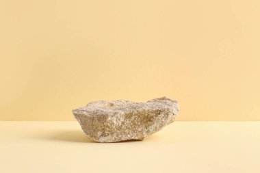 Soluk turuncu arka planda dekoratif taş podyum