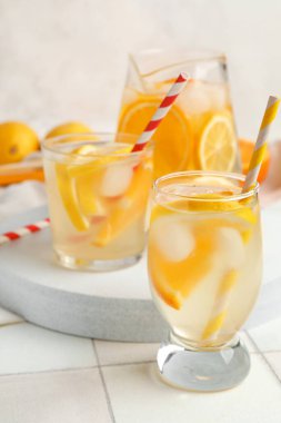 Bir bardak limonlu su.
