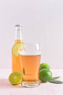 Hafif arka planda limonlu bir bardak soğuk bira.