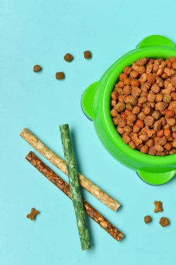 Arka planda köpek maması ve kuru gıda kompozisyonu