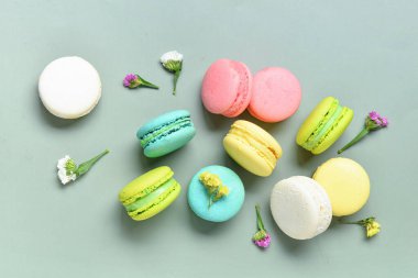 Tatlı badem kurabiyeleri ve yeşil arka planda güzel çiçekler