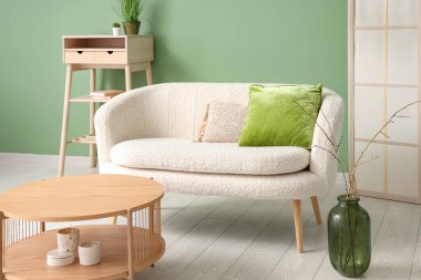 Kanepesi ve masası olan modern bir oturma odası.