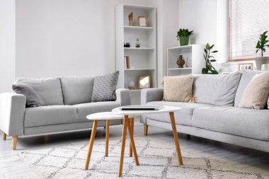 Kanepesi ve kahve masası olan bir oturma odası.