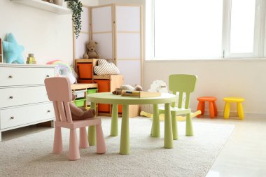 Anaokulunda oyuncakları olan bir oyun odası.