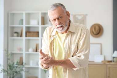 Evde Parkinson sendromu olan yaşlı bir adam var.