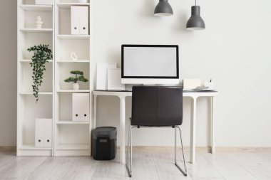 Çalışma yeri, raf ünitesi ve bitkilerle aydınlatma ofisinin içi