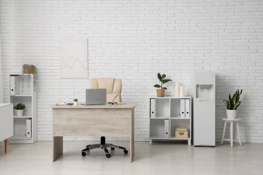 Modern su soğutucusu, çalışma alanı ve raf ünitesi olan ışık ofisinin içi