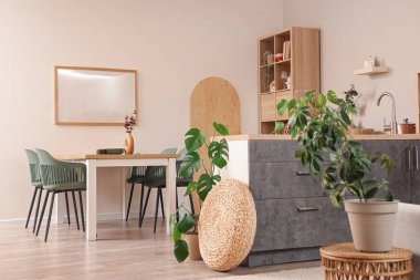 Mutfağın içinde yemek masası, tezgah ve raf ünitesi var.