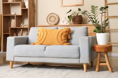 Rahat bir kanepe ve oturma odasının iç tarafında saksı.