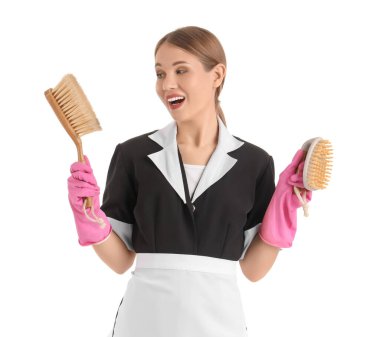 Beyaz arka planda temizlik fırçası olan güzel oda hizmetçisi.