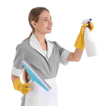 Beyaz arka planda cam sileceği ve deterjanı olan güzel bir oda hizmetçisi.