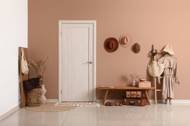 Modern koridorun içindeki bej duvarın yanındaki bankta ve merdivende.