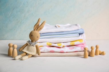 Masada Grunge 'a karşı duran bebek kıyafetleri yığını.