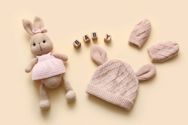 Bej arkaplanda kelime küpleri, aksesuarlar ve oyuncaklar