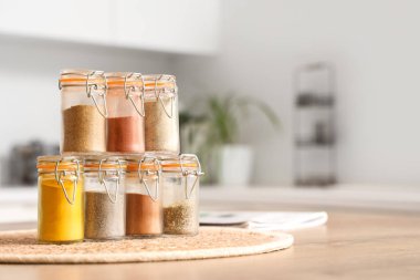 Mutfaktaki farklı baharatlı kavanozlar, yakın plan.