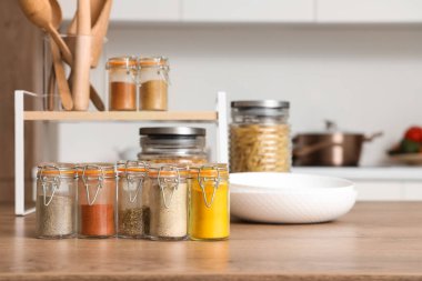 Mutfaktaki farklı baharatlı kavanozlar, yakın plan.