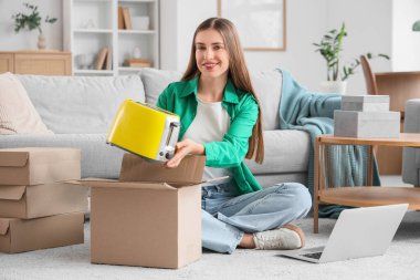 Bilgisayarı evde yeni tost makinesi açan mutlu bir blogcu.