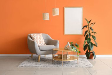 Gri koltuklu, masa ve boş çerçeveli şık bir oturma odası.