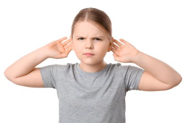 Beyaz arka planda işitme sorunu olan küçük bir kız.