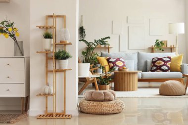 Rahat kanepesi, masası ve raf ünitesi olan oturma odasının içinde.