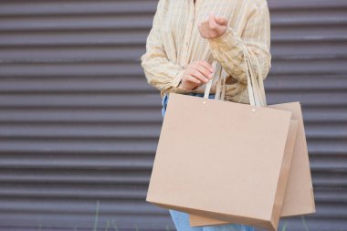 Açık havada kağıt torbalı bir kadın. Yemek dağıtım servisi.