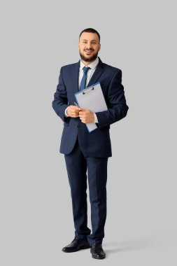 Açık arkaplanda panosu olan yakışıklı bir iş adamı