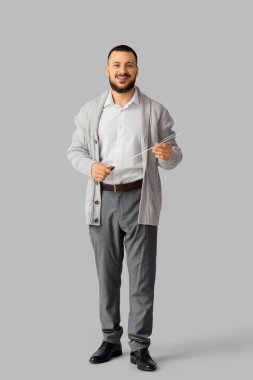 Açık arkaplanda işaretçi olan erkek öğretmen