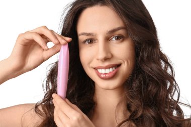 Beyaz arka planda rimeli olan mutlu genç bir kadın.