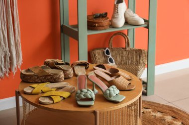 Koridordaki masada şık kadın terlikleri.