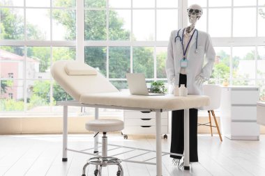 Doktor üniformalı insan iskeleti modeli.