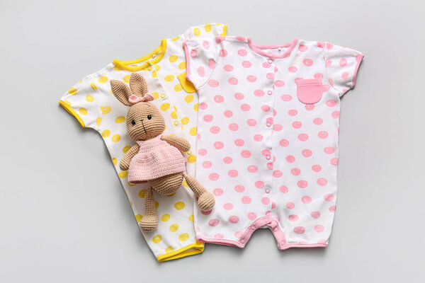 Детские костюмы с игрушечным зайчиком на светлом фоне