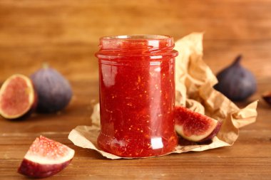 Ahşap arka planda incir reçeli kavanozu