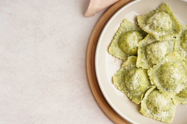 Beyaz arka planda peynirli lezzetli ravioli tabağı, yakın plan.