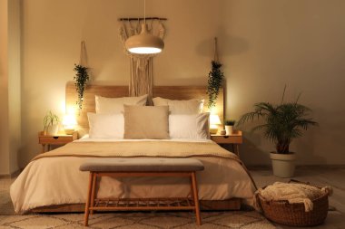 Rahat yatağı ve geceleri parlayan lambaları olan şık bir oda.