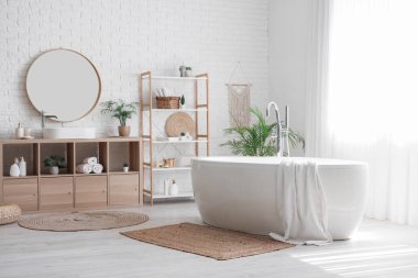 Banyonun içinde küvet, sörf tahtası ve bitki örtüsü var.