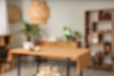 Masaj masası ve raf üniteleri olan spa salonunun bulanık görüntüsü