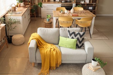 Konforlu kanepe, yemek masası ve mutfak içi koltuklar.