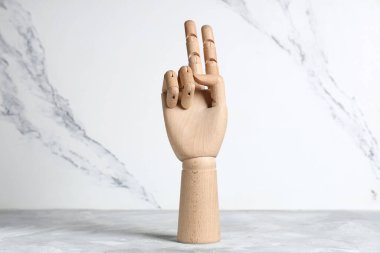 Tahta el, zafer jestini grunge masasında gösteriyor.